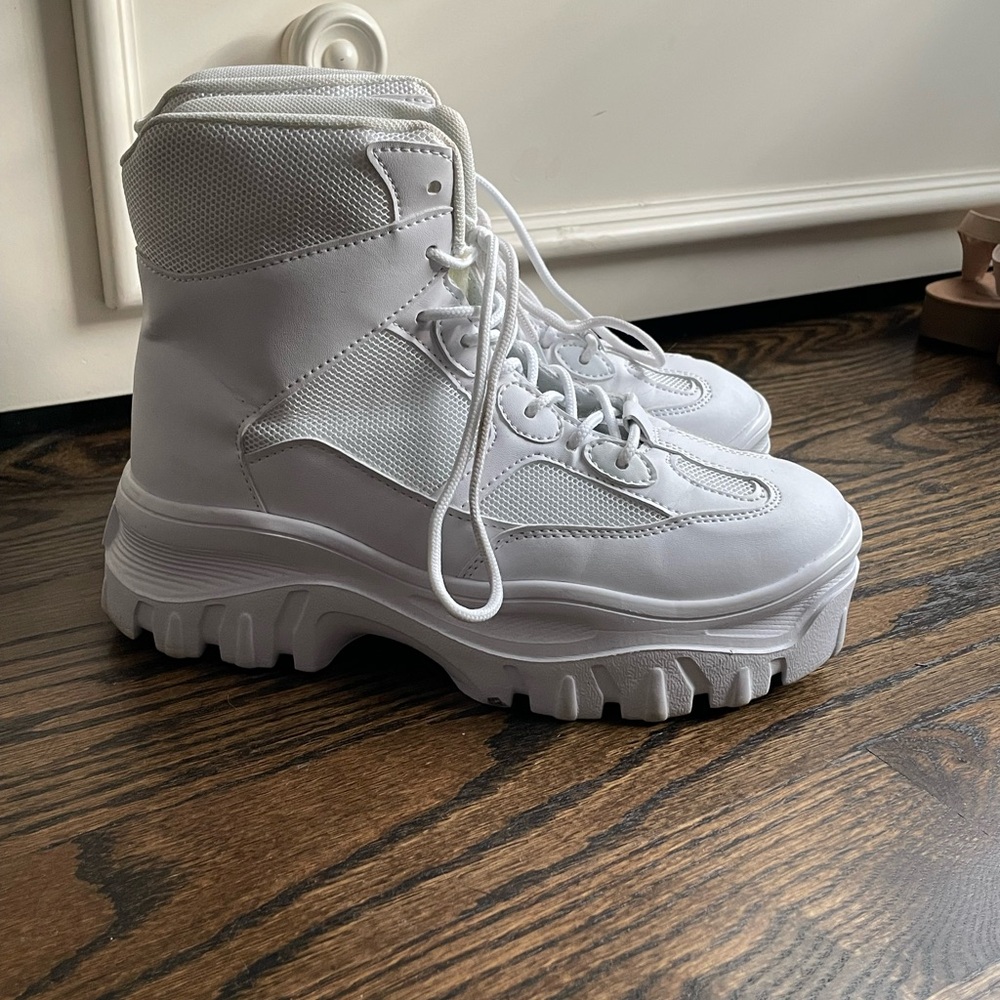 PRETTY LITTLE THING: Sneakers